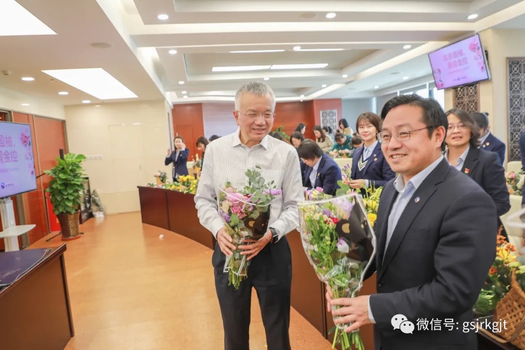 途經(jīng)一場花的盛放——“花香盈袖 情滿金控”插花培訓(xùn)活動花絮